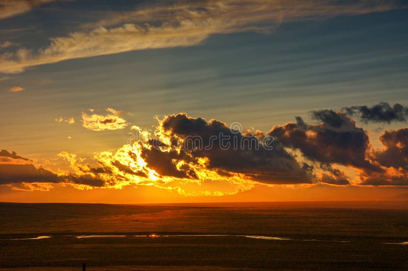 Lever de soleil d'or avec les nuages color?s, horizon sur la lumi?re rouge comme le coucher du soleil photographie stock Lever de soleil d'or avec les nuages color?s, horizon sur la lumi?re rouge comme le coucher du soleil photographie stock