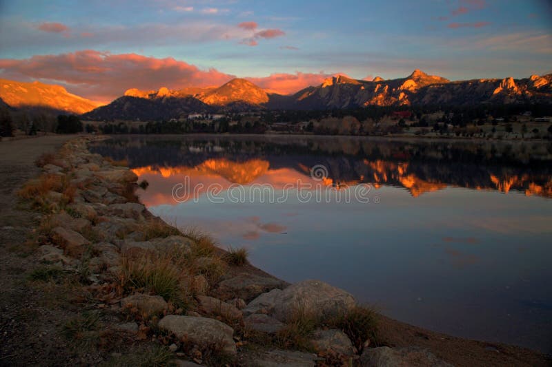 Lever de soleil d'Estes de lac avec des montagnes image stock Lever de soleil d'Estes de lac avec des montagnes image stock