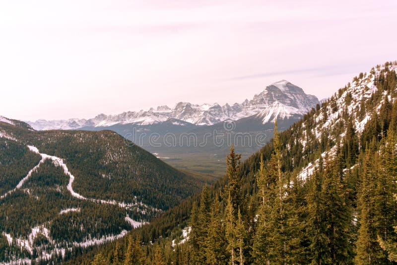 Lever de soleil dans le Canadien les Rocheuses au lac Louise Near Banff National Park image libre de droits Lever de soleil dans le Canadien les Rocheuses au lac Louise Near Banff National Park image libre de droits