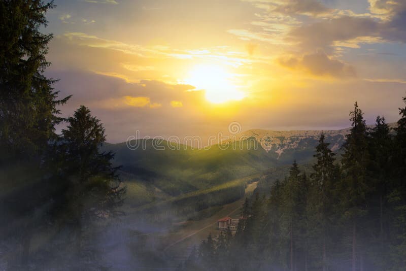 Lever de soleil dans les montagnes photographie stock Lever de soleil dans les montagnes photographie stock