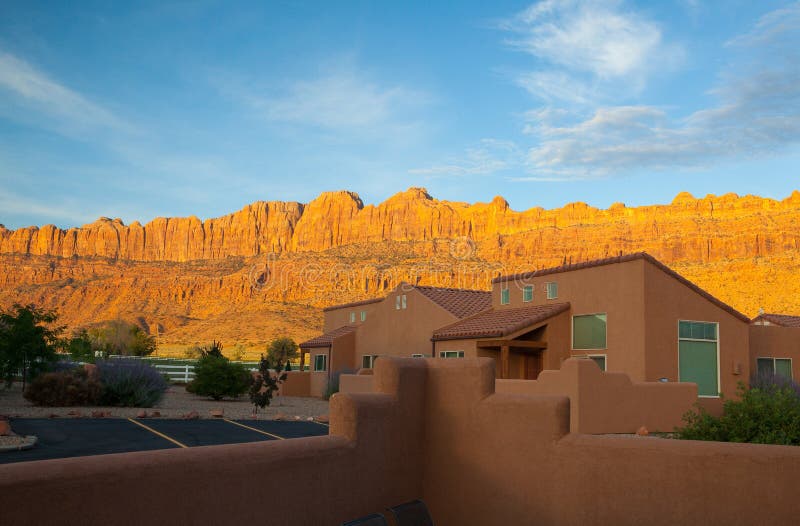 Lever de soleil dans Moab près de l'entrée principale aux voûtes célèbres Nati images stock Lever de soleil dans Moab près de l'entrée principale aux voûtes célèbres Nati images stock