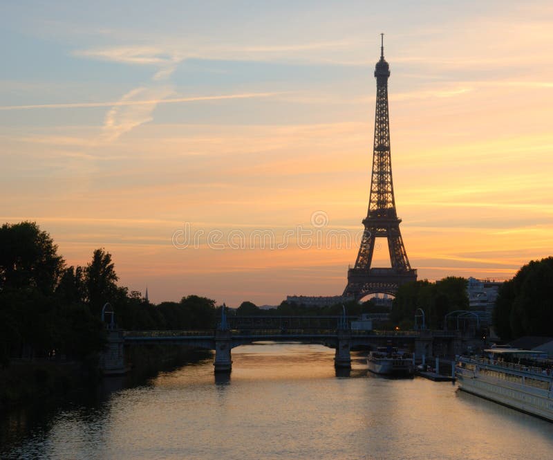 Lever de soleil de Tour Eiffel, Paris photos stock Lever de soleil de Tour Eiffel, Paris photos stock