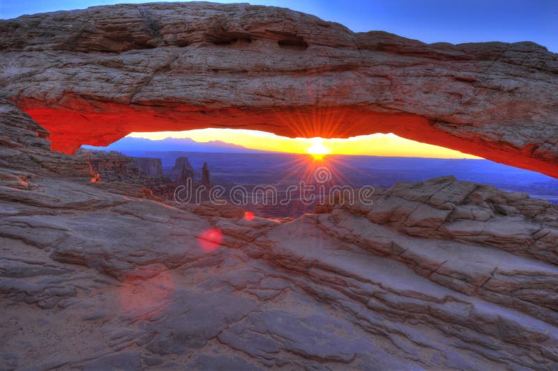 Lever de soleil de voûte de MESA, canyonlands, Moab, Utah image libre de droits Lever de soleil de voûte de MESA, canyonlands, Moab, Utah image libre de droits