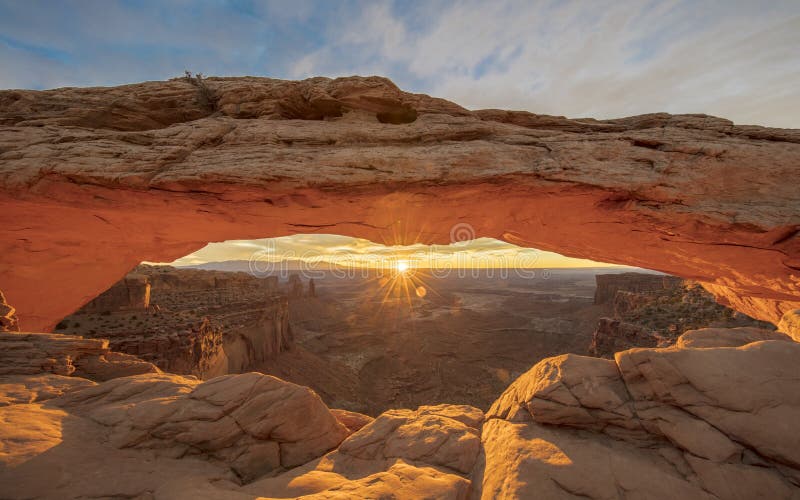 Lever de soleil derrière Mesa Arch en parc national de Canyonlands, Utah photos stock Lever de soleil derrière Mesa Arch en parc national de Canyonlands, Utah photos stock