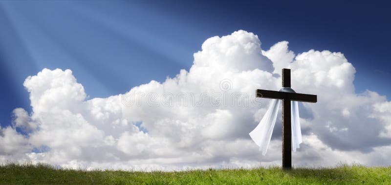 Lever de soleil dramatique de Pâques de panorama dimanche matin avec la croix sur la colline