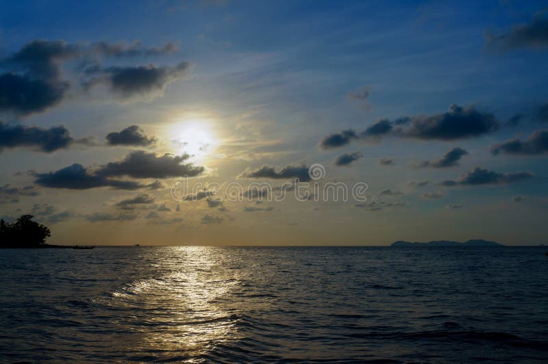 Lever de soleil en mer image stock Lever de soleil en mer image stock