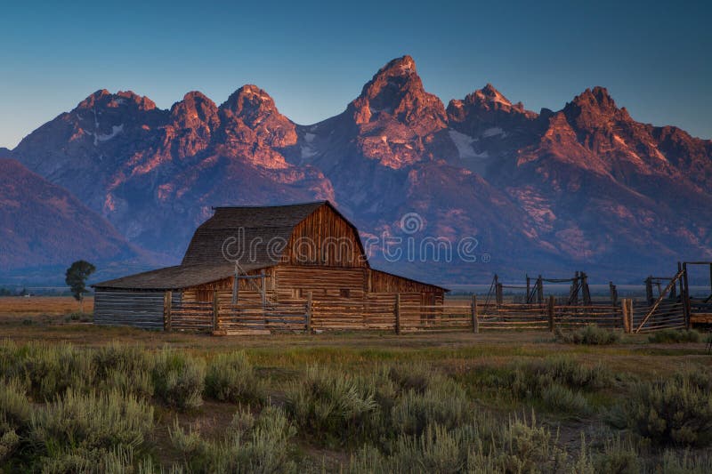 Lever de soleil de grange de Moulton en parc national grand de Teton, Wyomin images stock Lever de soleil de grange de Moulton en parc national grand de Teton, Wyomin images stock