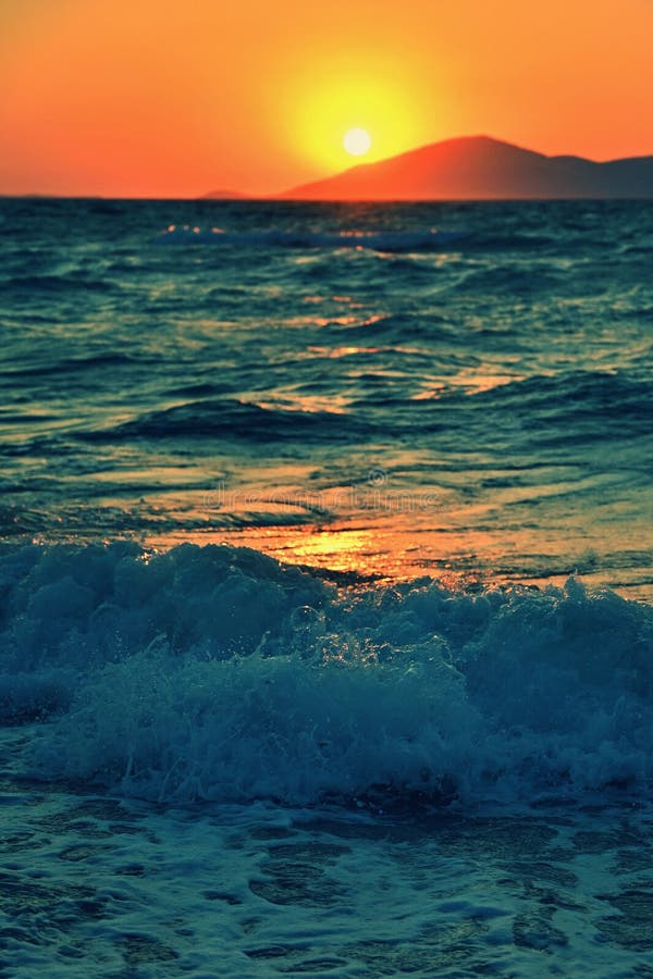 Lever de soleil ou coucher du soleil sc?nique au-dessus de la surface de mer Concept pour l'été et les vacances de mer La Grèce - photos libres de droits Lever de soleil ou coucher du soleil sc?nique au-dessus de la surface de mer Concept pour l'été et les vacances de mer La Grèce - photos libres de droits