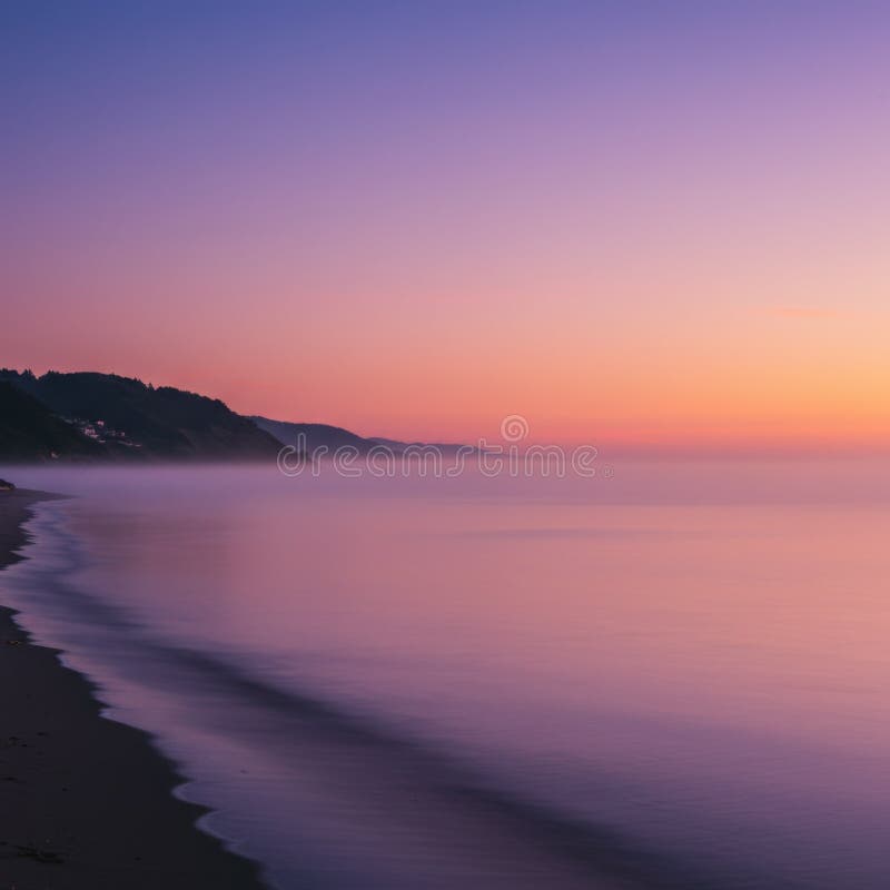 Lever de soleil paisible sur la plage côtière avec Misty Hills illustration stock