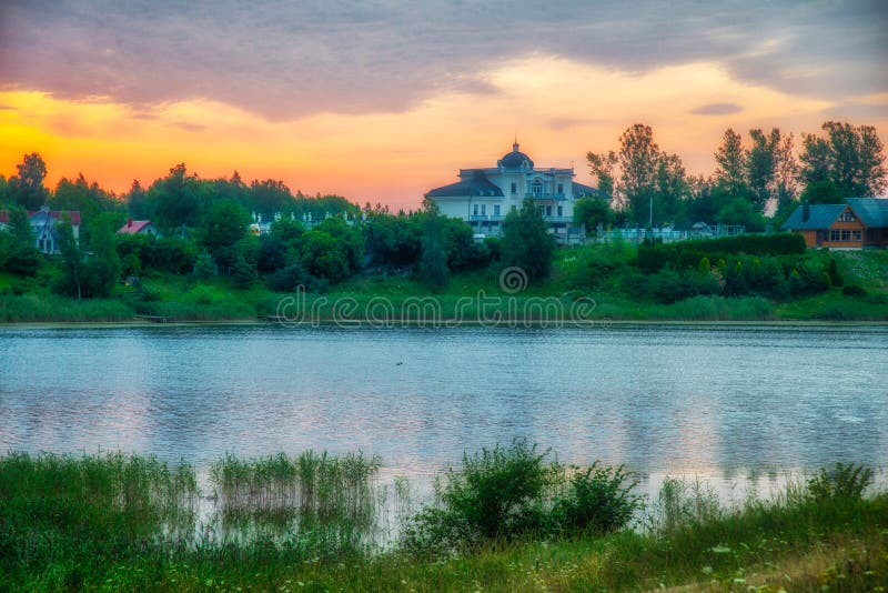 Lever de soleil près de lac en été photo libre de droits Lever de soleil près de lac en été photo libre de droits