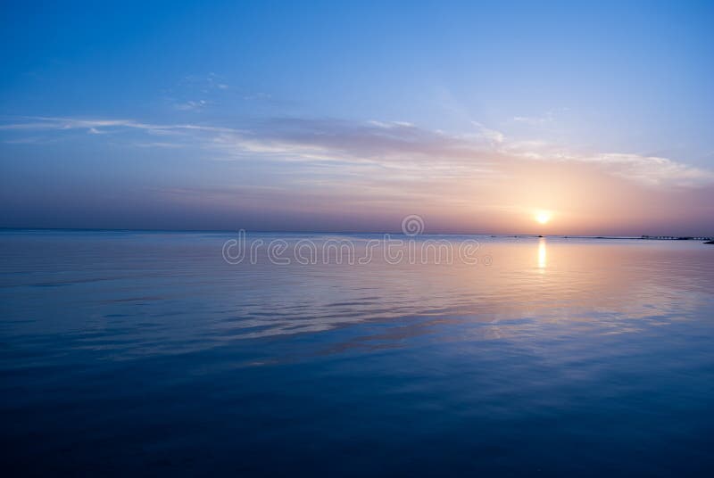 Lever de soleil de Rose sur l'océan Sun sous la Mer Rouge pendant le matin Coucher du soleil et réflexe sur l'eau le soir Lever d