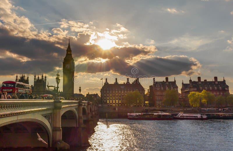 Lever de soleil stupéfiant à Londres, l'Europe image stock Lever de soleil stupéfiant à Londres, l'Europe image stock