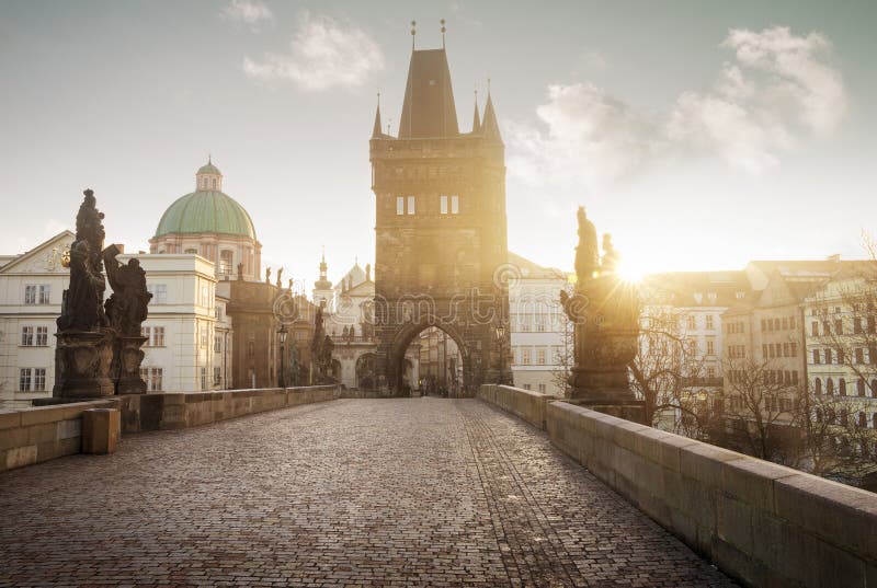 Lever de soleil sur Charles Bridge à Prague, République Tchèque photo libre de droits Lever de soleil sur Charles Bridge à Prague, République Tchèque photo libre de droits