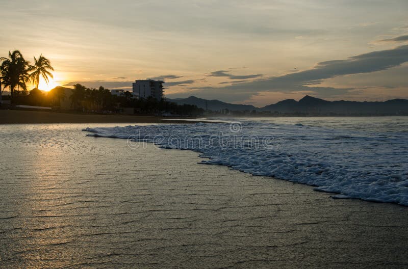 Lever de soleil sur la plage au Mexique Manzanillo photos stock Lever de soleil sur la plage au Mexique Manzanillo photos stock
