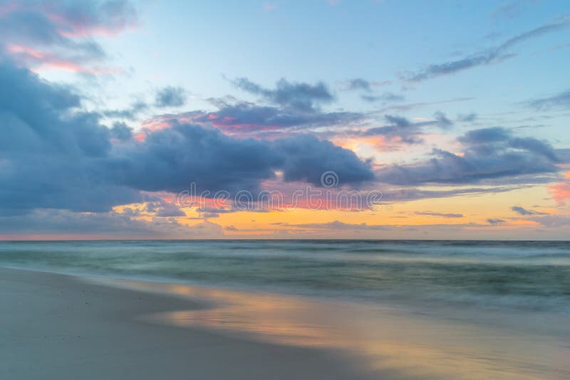 Lever de soleil sur la plage de Pensacola photo stock Lever de soleil sur la plage de Pensacola photo stock