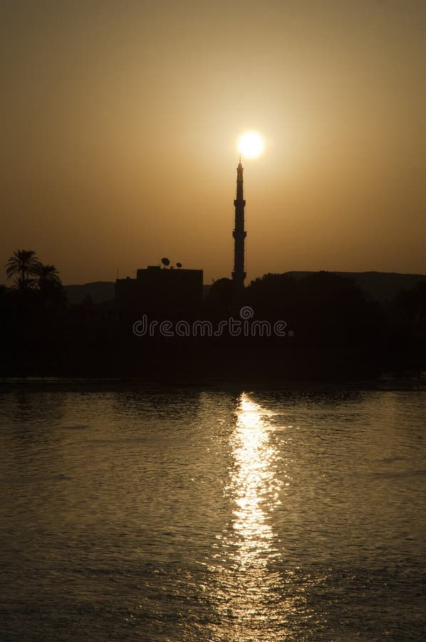 Lever de soleil sur la rivière le Nil image libre de droits Lever de soleil sur la rivière le Nil image libre de droits