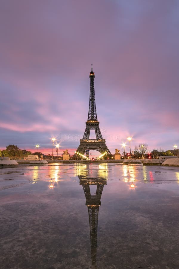 Lever de soleil sur la réflexion de Tour Eiffel photographie stock Lever de soleil sur la réflexion de Tour Eiffel photographie stock