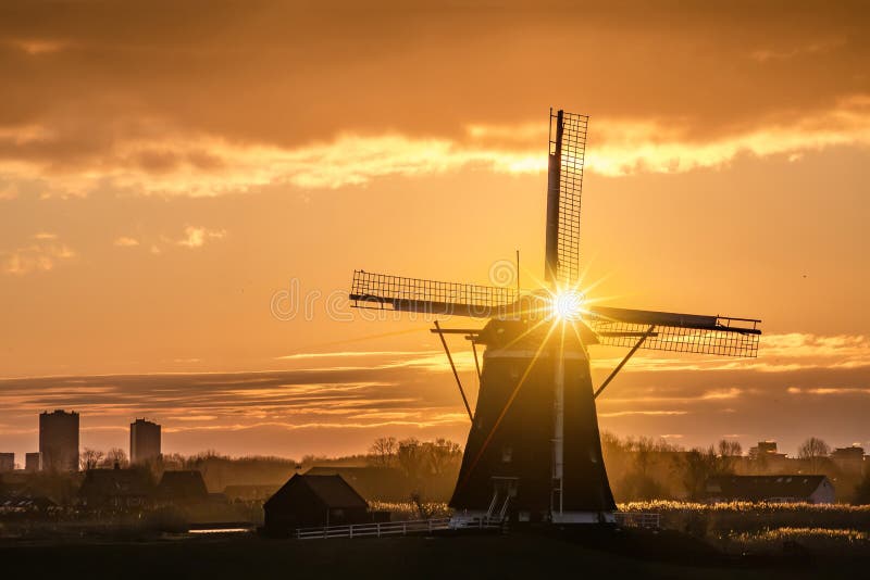 Lever de soleil sur le moulin à vent néerlandais image stock Lever de soleil sur le moulin à vent néerlandais image stock