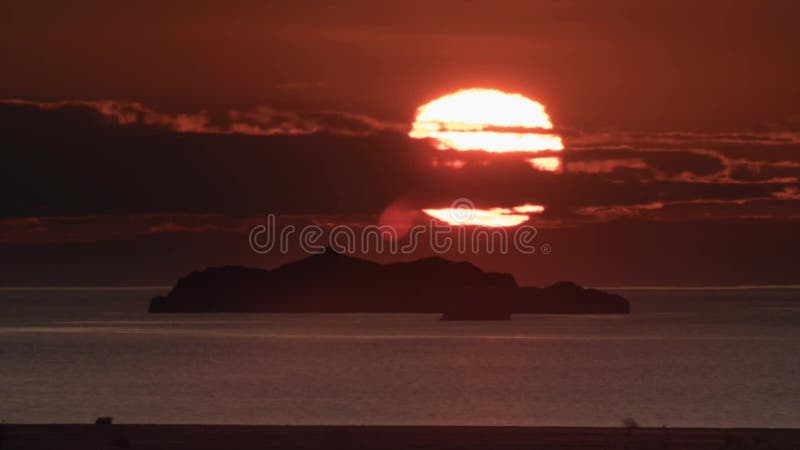 Lever de soleil sur mer lac laps de temps. énorme grand soleil aube énorme au-dessus de l'eau de l'océan et la silhouette de l'île banque de vidéos