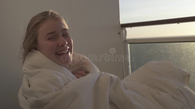 Lever du soleil d'observation de fille d'adolescent de balcon sur le bateau de croisière banque de vidéos