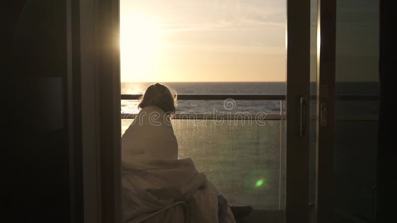 Lever du soleil d'observation de fille d'adolescent de balcon sur le bateau de croisière banque de vidéos