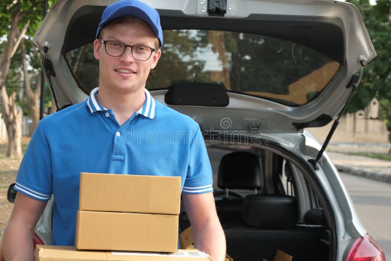 Leveringsmens het dragen packgage bij rug van auto mannelijke postcouri royalty-vrije stock foto Leveringsmens het dragen packgage bij rug van auto mannelijke postcouri royalty-vrije stock foto