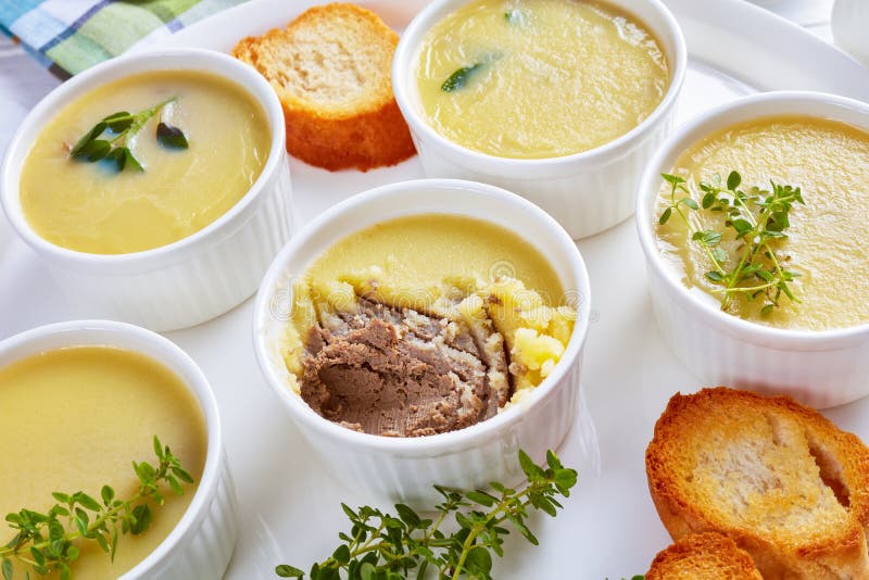 Leverpastei met kruiden en boter in ramekins stock afbeelding Leverpastei met kruiden en boter in ramekins stock afbeelding