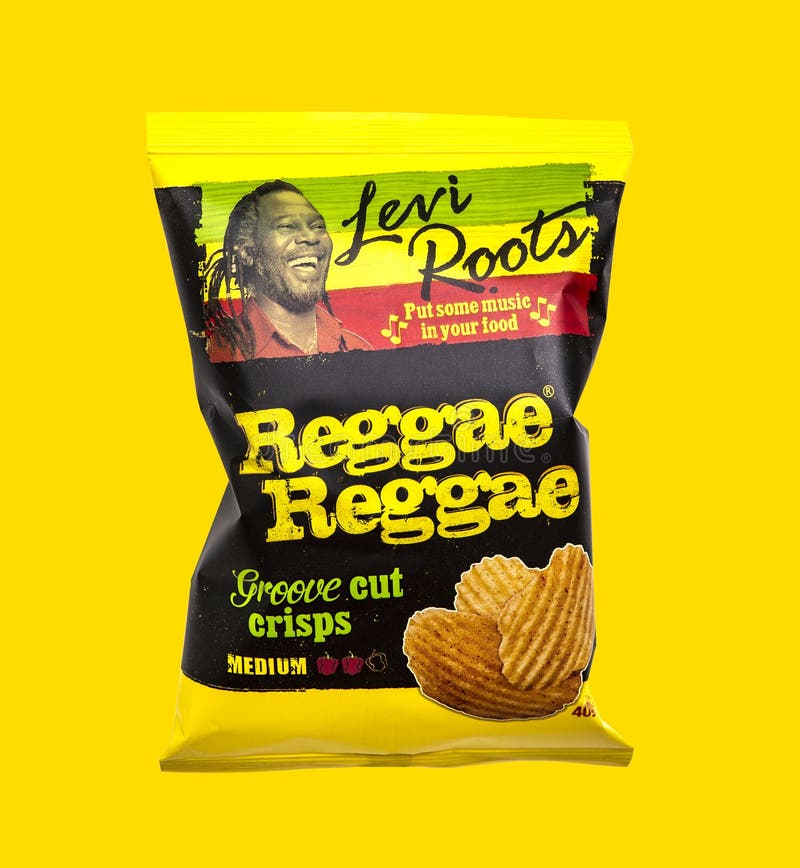 Levi Roots Reggae Reggae Groove sneed chips op een gele achtergrond royalty-vrije stock afbeelding Levi Roots Reggae Reggae Groove sneed chips op een gele achtergrond royalty-vrije stock afbeelding