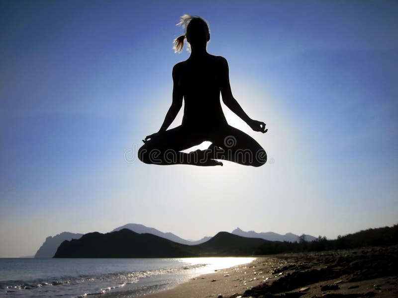 Una mujer yogui volador a través de Playa.