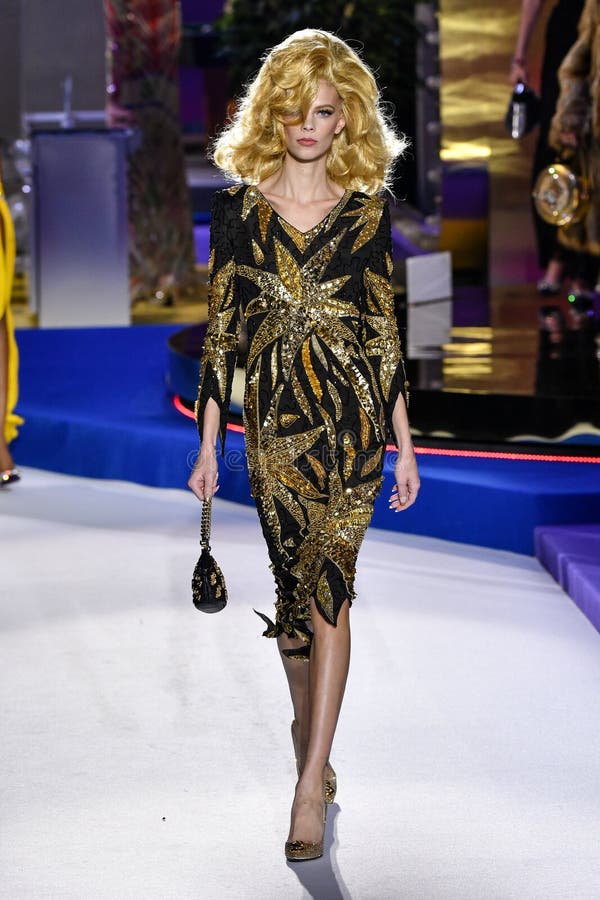 Lexi Boling loopt de baan in Moschino toont in Milan Fashion Week Autumn /Winter 2019/20 stock afbeeldingen Lexi Boling loopt de baan in Moschino toont in Milan Fashion Week Autumn /Winter 2019/20 stock afbeeldingen