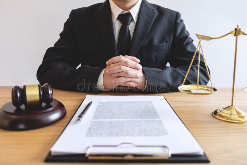 Ley legal, concepto del consejo y de la justicia, abogado de sexo masculino o wor del notario