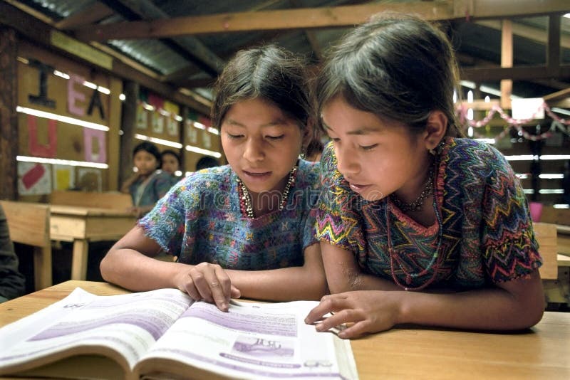 Lezingsklasse voor inheemse Guatemalaanse Indische meisjes stock afbeeldingen Lezingsklasse voor inheemse Guatemalaanse Indische meisjes stock afbeeldingen