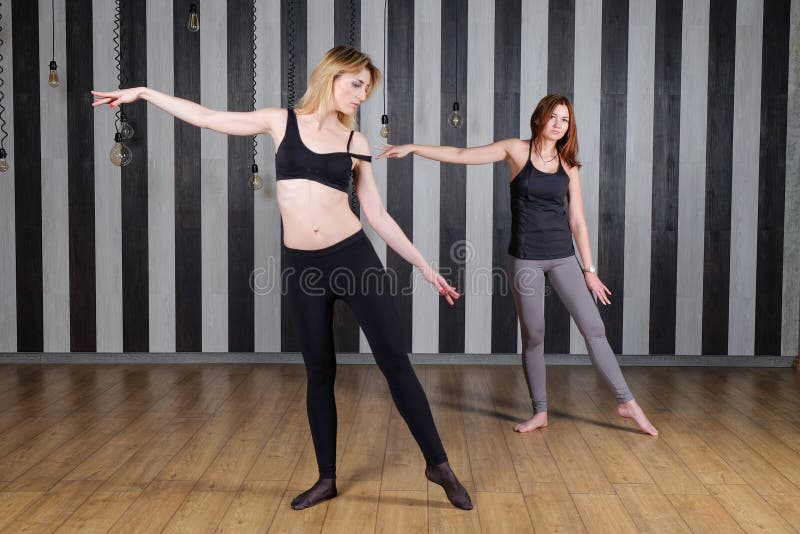 Lezione di yoga Giovane bello istruttore femminile che prepara studente nell'yoga nel club di forma fisica fotografie stock Lezione di yoga Giovane bello istruttore femminile che prepara studente nell'yoga nel club di forma fisica fotografie stock