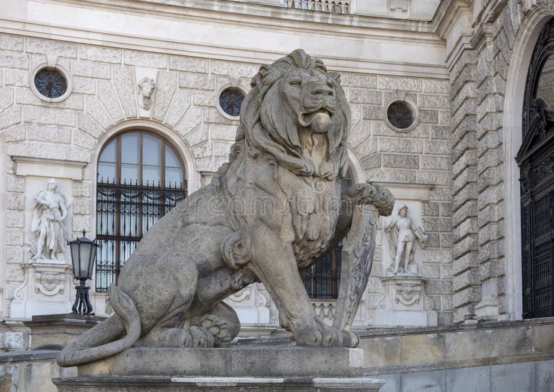 Leão de pedra da escultura com protetor, Burg de Neue ou New Castle, Viena, Áustria