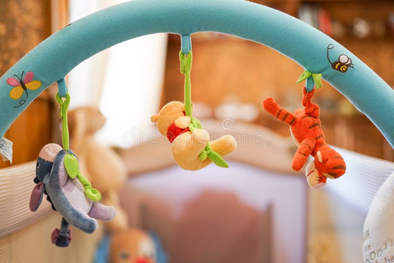 Leão enchido de suspensão dos brinquedos das crianças, urso de peluche na sala de criança do bebê fotos de stock royalty free Leão enchido de suspensão dos brinquedos das crianças, urso de peluche na sala de criança do bebê fotos de stock royalty free