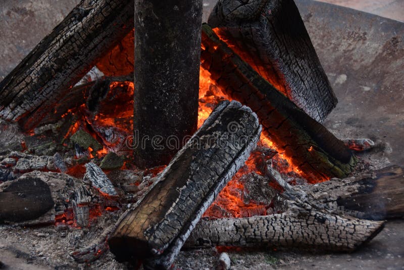 Leña ardiente en el cierre de la chimenea para arriba imagen de archivo Leña ardiente en el cierre de la chimenea para arriba imagen de archivo