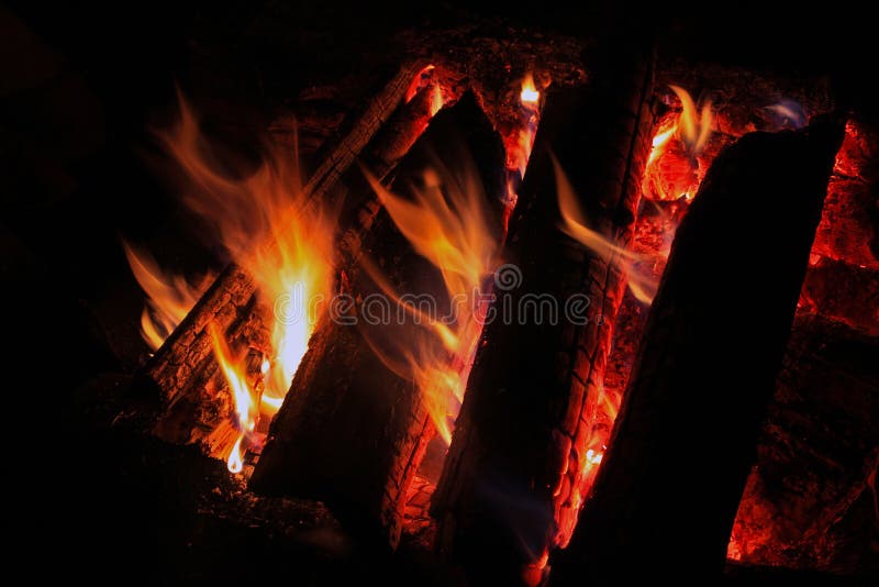 Leña ardiente en la chimenea foto de archivo Leña ardiente en la chimenea foto de archivo