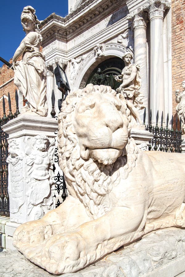 León de mármol cerca del arsenal veneciano foto de archivo León de mármol cerca del arsenal veneciano foto de archivo