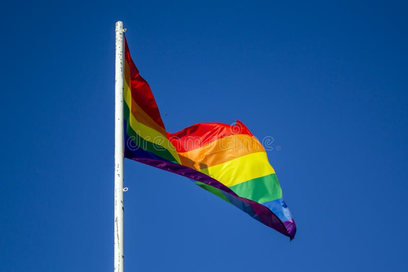 LGBT-Regenbogen-Stolzflagge gegen blauen Himmel lizenzfreie stockfotos LGBT-Regenbogen-Stolzflagge gegen blauen Himmel lizenzfreie stockfotos
