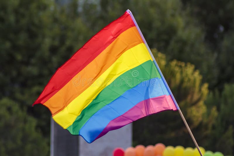 LGBT-Regenbogenstolz fahnenschwenkend stockfoto LGBT-Regenbogenstolz fahnenschwenkend stockfoto