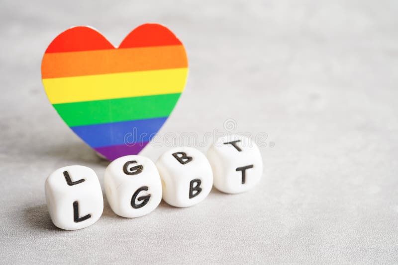 Lgbt texte caractère avec arc-en-ciel drapeau coeur pour symbole mois de la fierté lesbienne gay bisexuel transgenre tolérance pou image libre de droits