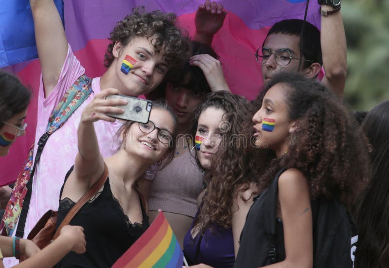 LGBT-trotsvieringen in de mensen die van Mallorca een selfiedetail nemen royalty-vrije stock afbeeldingen LGBT-trotsvieringen in de mensen die van Mallorca een selfiedetail nemen royalty-vrije stock afbeeldingen