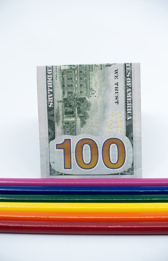 LGBT- und Gay Pride-Regenbogen färbte Bleistifte mit einer Rechnung $100 gegen einen weißen Hintergrund Gleichheits- und Verschie lizenzfreie stockfotos LGBT- und Gay Pride-Regenbogen färbte Bleistifte mit einer Rechnung $100 gegen einen weißen Hintergrund Gleichheits- und Verschie lizenzfreie stockfotos