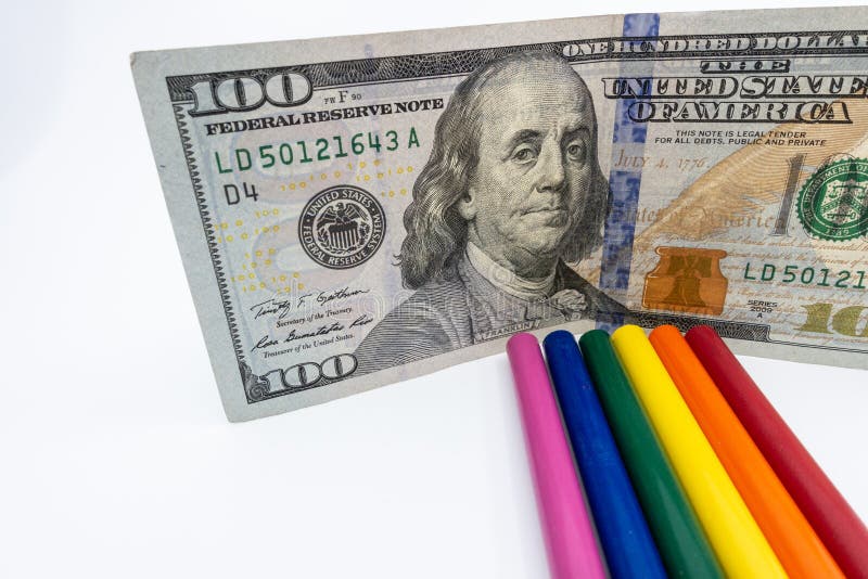 LGBT和同性恋自豪日彩虹上色了有$100票据的铅笔反对白色背景 平等和变化概念-图象 库存图片 LGBT和同性恋自豪日彩虹上色了有$100票据的铅笔反对白色背景 平等和变化概念-图象 库存图片