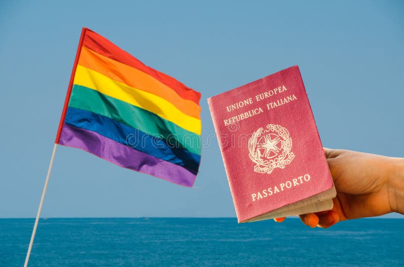 LGBT旗子数字式综合隔绝了俯视有意大利护照的海洋在前景 免版税库存照片 LGBT旗子数字式综合隔绝了俯视有意大利护照的海洋在前景 免版税库存照片