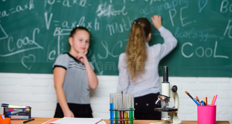 Li??o da biologia De volta ? escola Pouco trabalho do cientista com microsc?pio Meninas no laborat?rio da escola Educa??o da biol imagens de stock Li??o da biologia De volta ? escola Pouco trabalho do cientista com microsc?pio Meninas no laborat?rio da escola Educa??o da biol imagens de stock