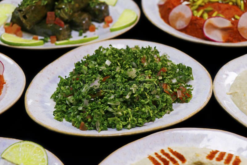 Libanese varietà di cibo araba comprende hummus muhammara moutabal taboule e foglie di vite.