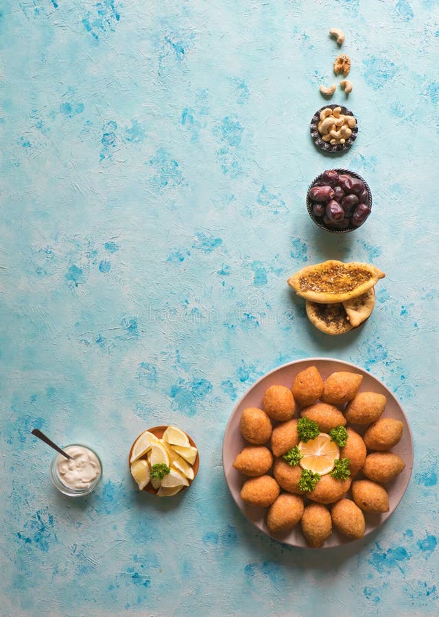 Libanesisches Kibbeh, angefüllte Fleischklöschen-Nahrung Gebratene Bulgur- und Fleischbälle lizenzfreies stockfoto Libanesisches Kibbeh, angefüllte Fleischklöschen-Nahrung Gebratene Bulgur- und Fleischbälle lizenzfreies stockfoto