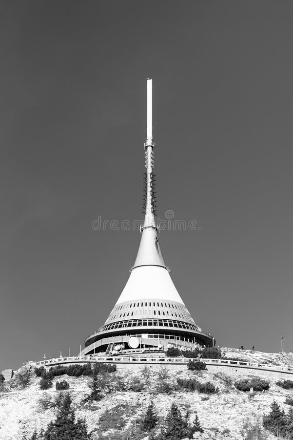 LIBEREC, ΤΣΕΧΙΚΉ ΔΗΜΟΚΡΑΤΊΑ - 02 ΙΑΝΟΥΑΡΊΟΥ 2020: Jested - Ξενοδοχείο βουνού και πομπός την ηλιόλουστη χειμερινή ημέρα, Λιμπερέκ στοκ φωτογραφίες με δικαίωμα ελεύθερης χρήσης