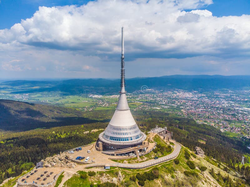 Liberec τσεχική δημοκρατία ιούνιος 2021 : jested mountain hotel and tv transmitt πάνω από την liberec τσεχική δημοκρατία. κεραία στοκ εικόνα